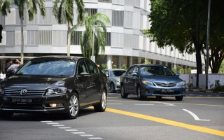 雨刮器不受控制停不下来的原因有哪些？这种故障对驾驶视野和安全性有何影响？