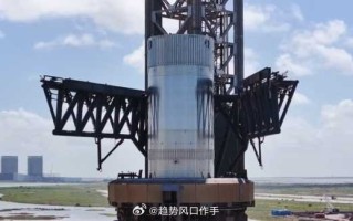 “筷子”夹住火箭，SpaceX首次回收星舰成功